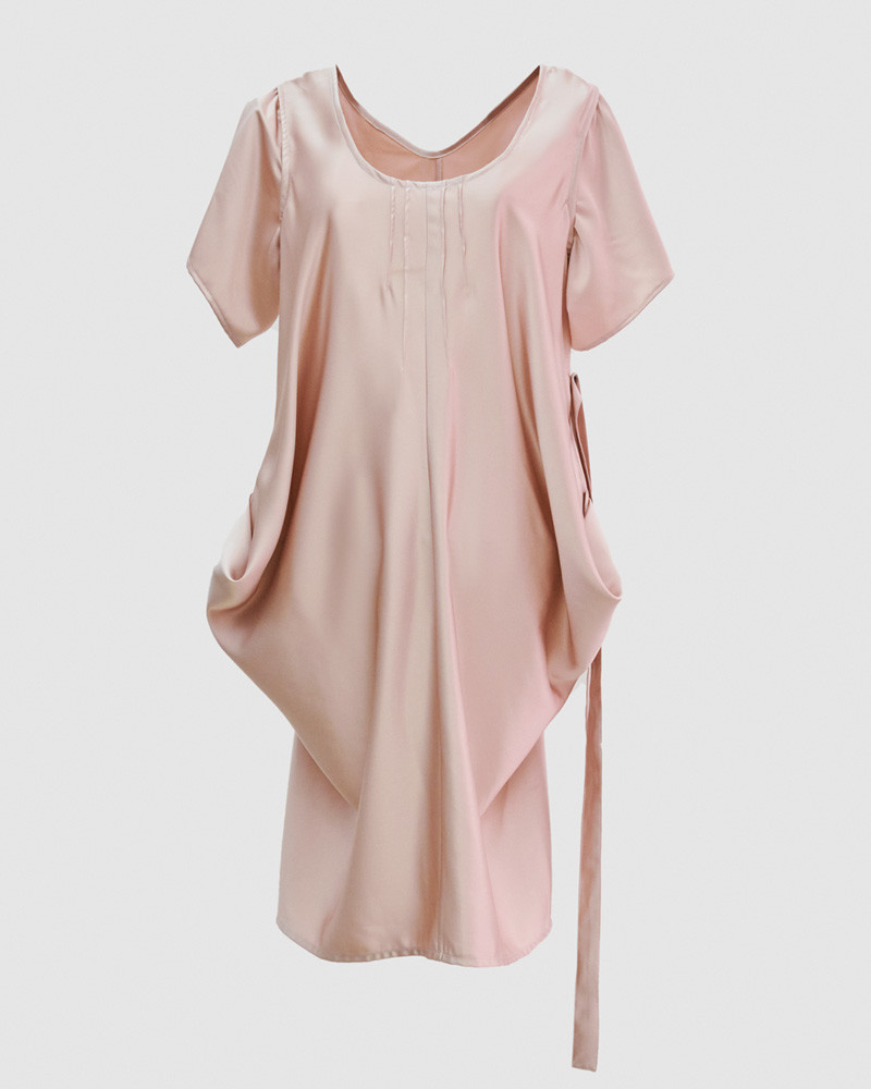 Robe créateur fluide en satin rose et drapé pour femme